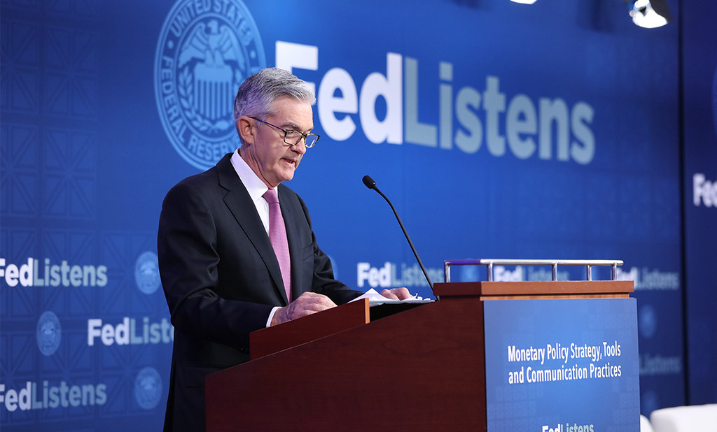 鮑爾釋降息訊號：聯準會憂招聘放緩，平衡通膨與就業。